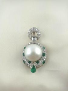 PARURE CON DIAMANTI E SMERALDI E PERLE AUSTRALIANE   SU ORO BIANCO